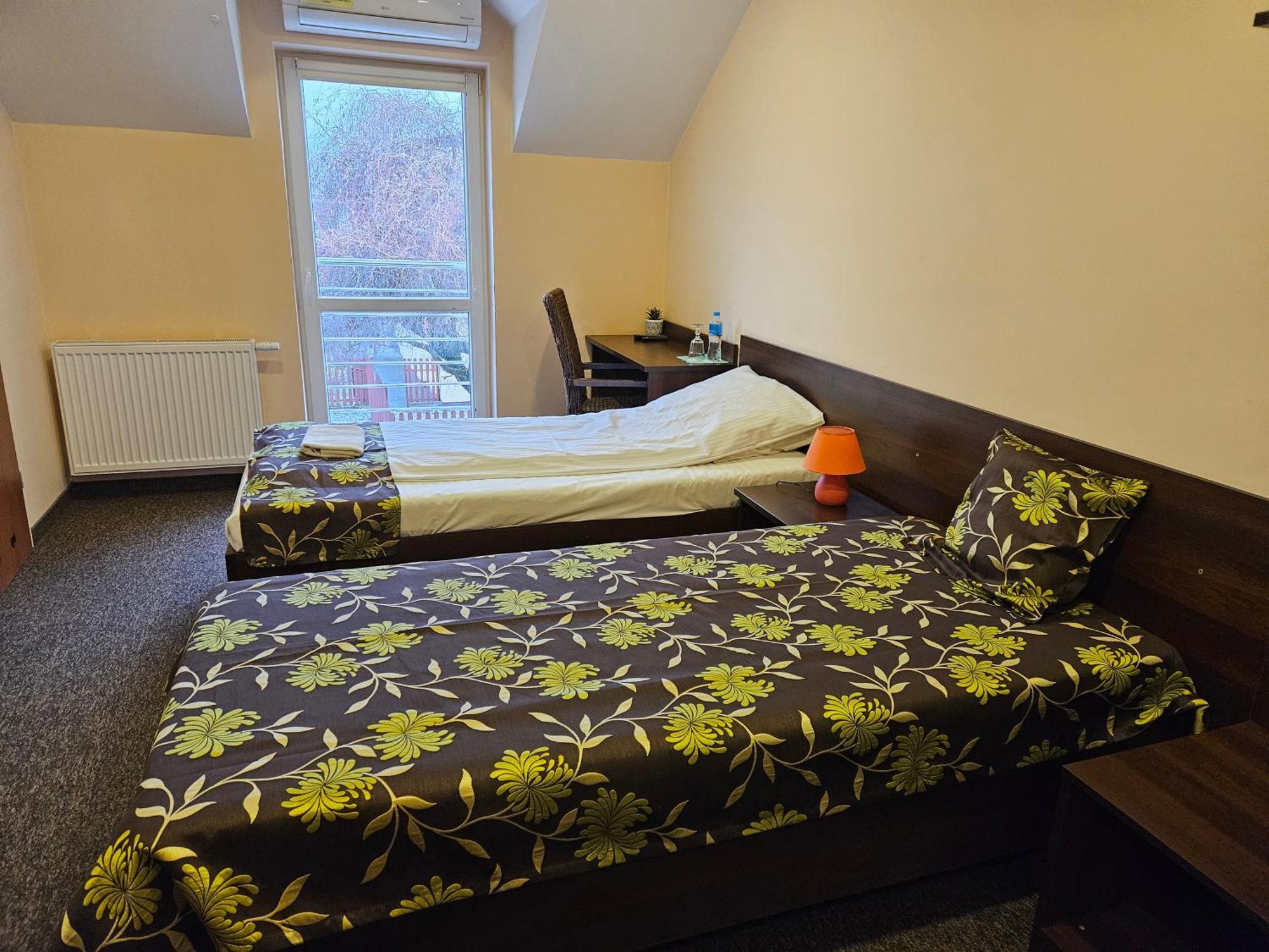 Hotelik Sj Łódź Dış mekan fotoğraf